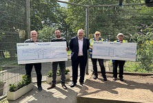 douglas robertson from stagecoach east scotland handing over donation to dunfermline childrens gala and peacock sanctuary